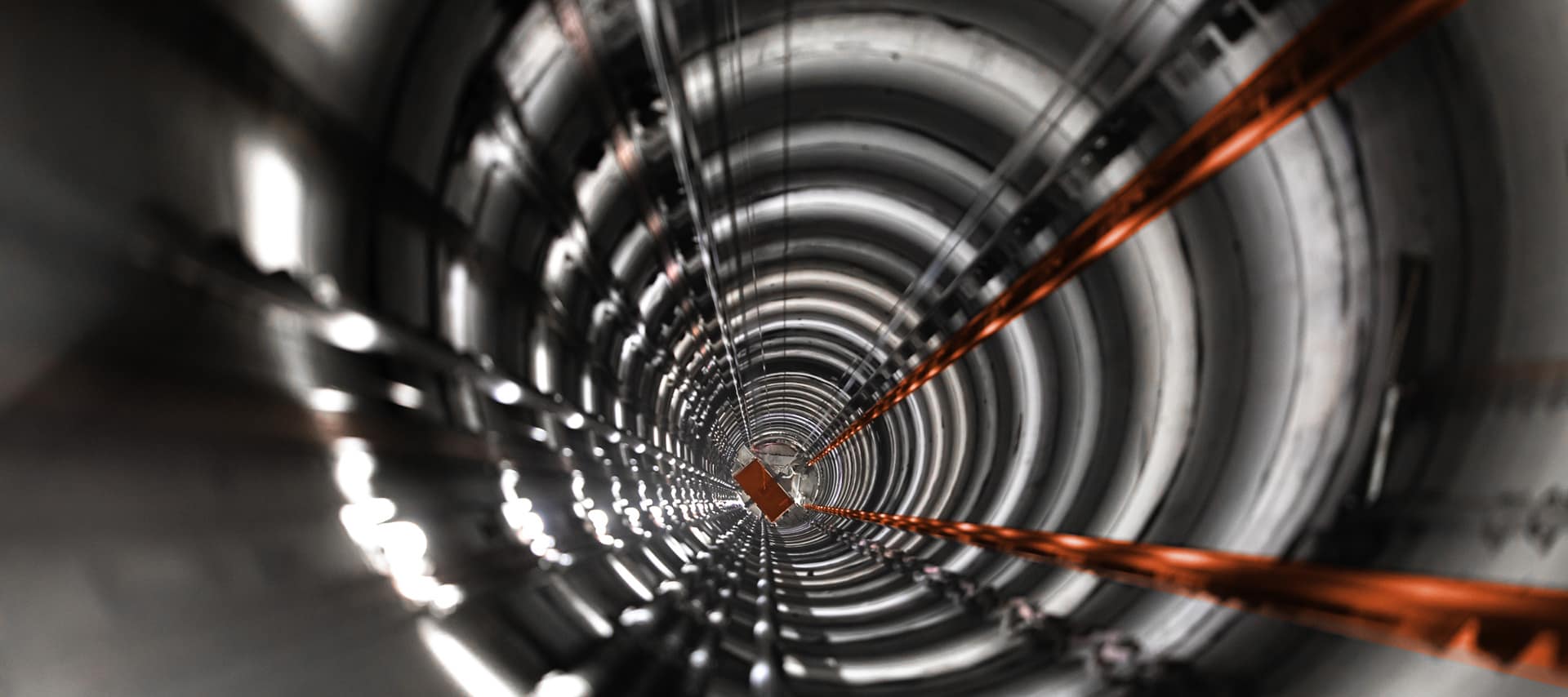 Vue en contre-plongée du puits d'accès du Laboratoire souterrain - AFTES